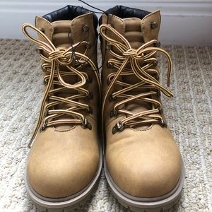 SUPER CUTE AND COMFY COMBAT BOOTS